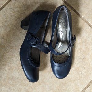 Life Stride navy blue Rozz maryjane pumps size 9m